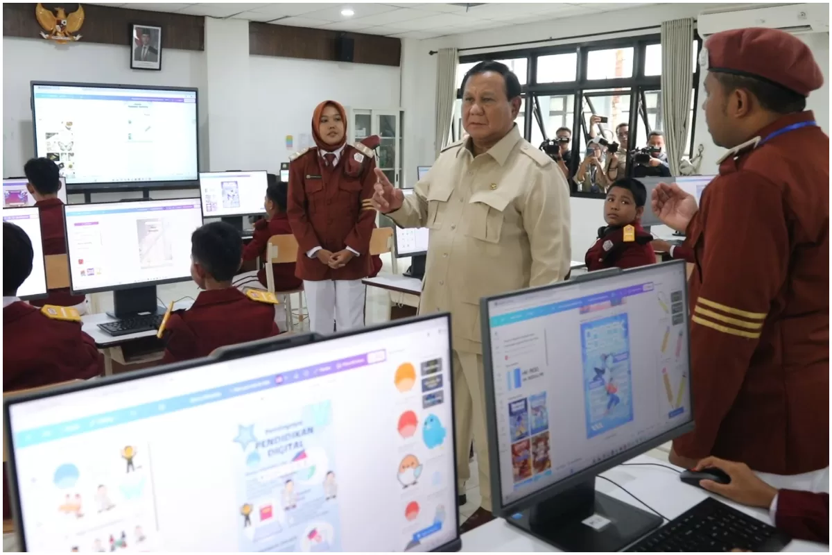 Siswi Sekolah Rakyat Dasar Beri Surat ke Prabowo (Tim Media Presiden Prabowo Subianto)