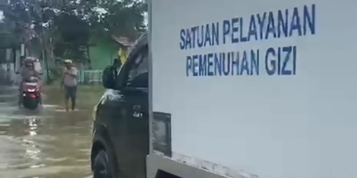 Mobil MBG terjang banjir salurkan makanan (ist)