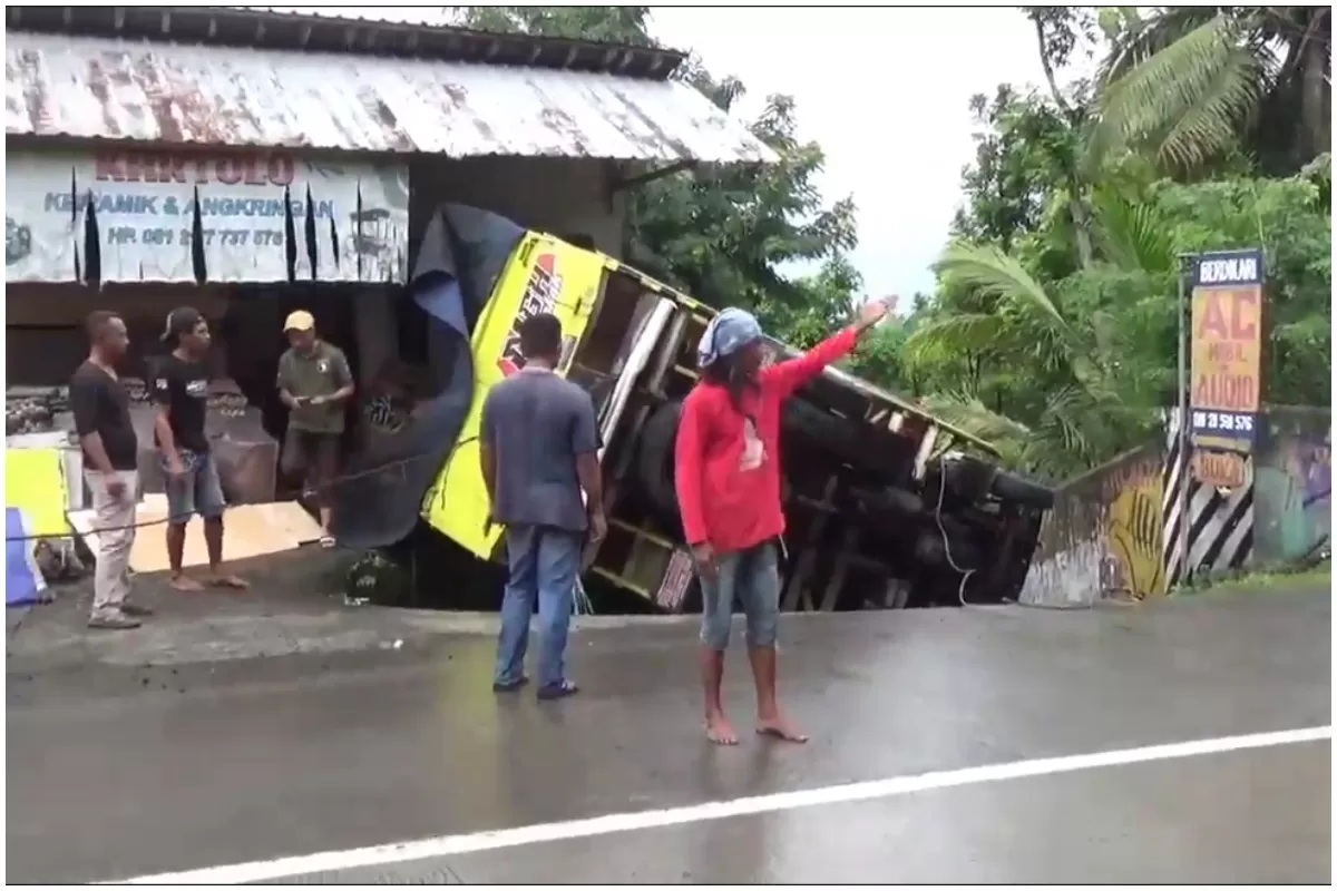 Truk bermuatan telur ayam mengalami kecelakaan dan terguling, Kamis, 15 Januari 2026 di Jalan Alternatif Sukoharjo-Klaten, tepatnya di Desa Melikan, Kecamatan Wedi, Kabupaten Klaten, Jawa Tengah. (Dok Warga Pak Kris)