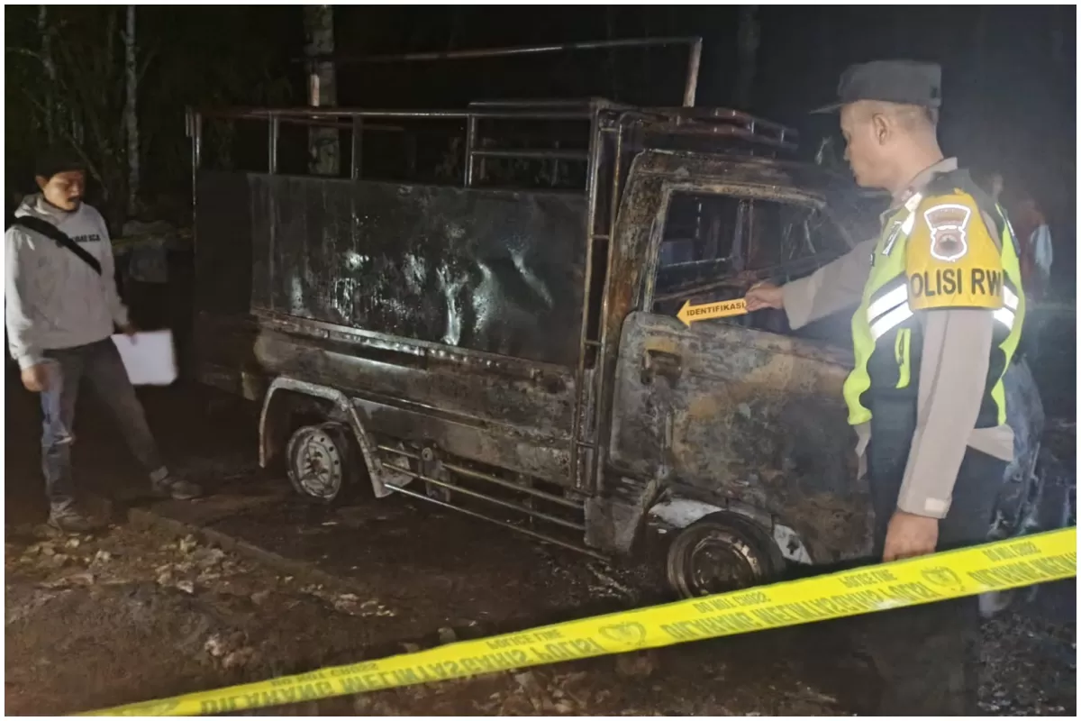 Mobil pick up terbakar, Kamis, 15 Januari 2026, sekitar pukul 18.30 WIB, di Jalan Lingkungan, Dusun Ngelo, Desa Gudangharjo, Kecamatan Paranggupito, Kabupaten Wonogiri, Jawa Tengah. (polreswonogiri.id)