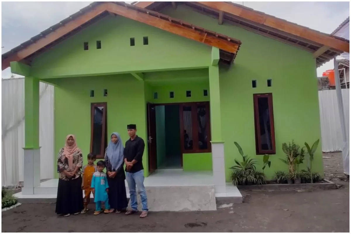 Senyum semringah Hermiyati (35), warga Desa Kebondalem Kidul, Kecamatan Prambanan, Kabupaten Klaten, Jawa Tengah rumahnya direhab PT Taman Wisata Candi (TWC) Borobudur, Prambanan dan Ratu Boko.  (Portaloka.id/Wulan Kurnia Putri)