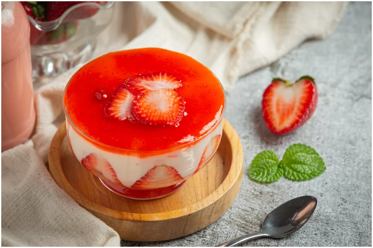 ILUSTRASI - Resep Strawberry Pudding Dessert (freepik/jcomp)