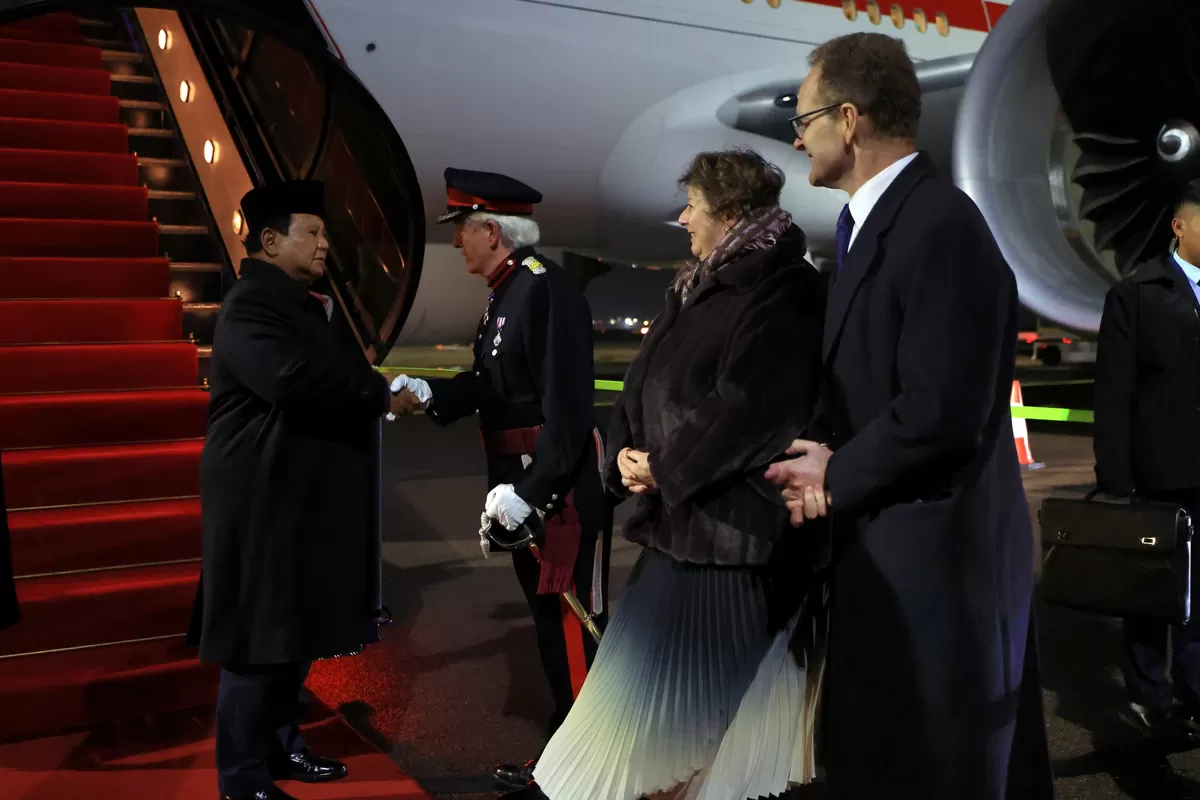 Presiden Prabowo tiba di Bandara London Stansted, Inggris, Minggu (18/1) (Ist)