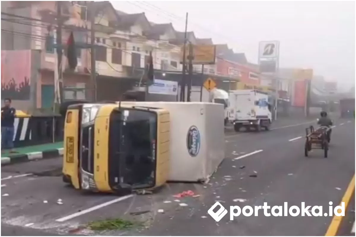Truk muatan es batu kristal pecah ban bagian belakang tabrak median jalan di Jalan Jogja-Solo, Desa Banaran, Kecamatan Delanggu, Kabupaten Klaten, Jawa Tengah, Senin, 19 Januari 2026. (Portaloka.id/WKP)