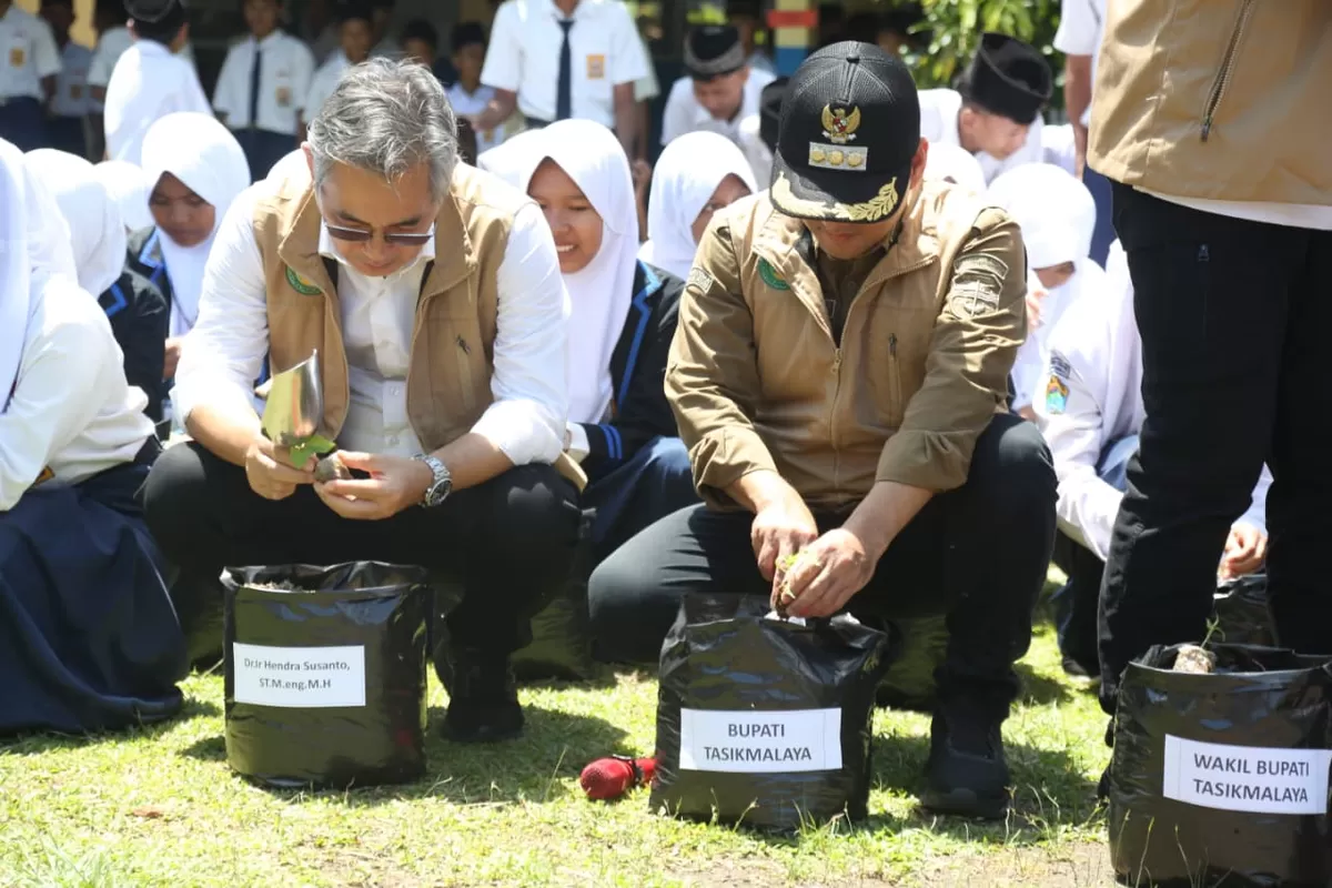 Bupati Tasikmalaya lauching gerakan menanam satu siswa satu pohon. (Ist)
