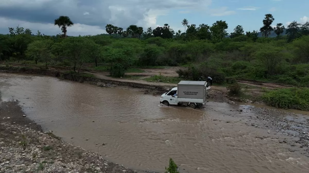 Petugas SPPG di NTT antar MBG seberangi sungai yang banjir (Ist)
