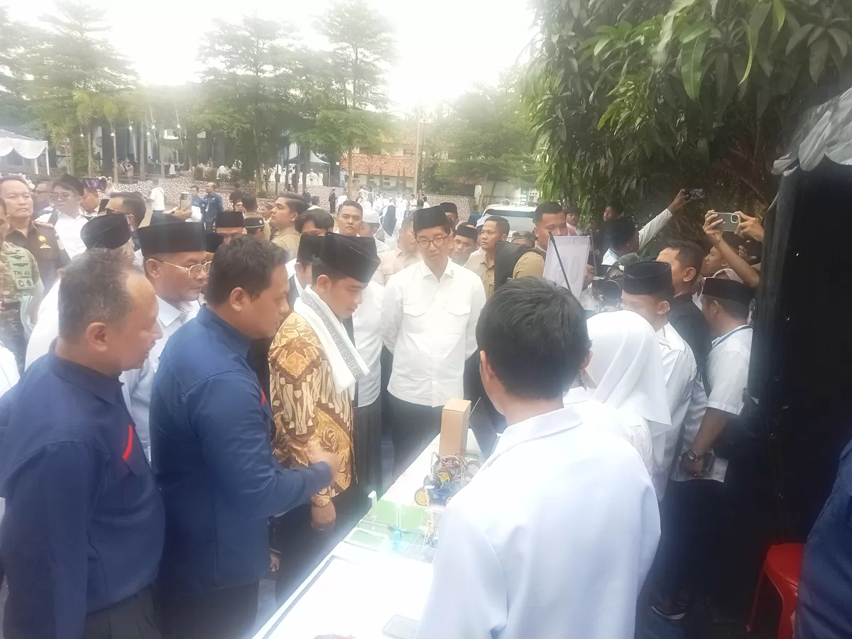 Wapres Gibran melihat hasil karya santri Ponpes Cipasung Tasikmalaya berbasis AI dan robotik (Ist)