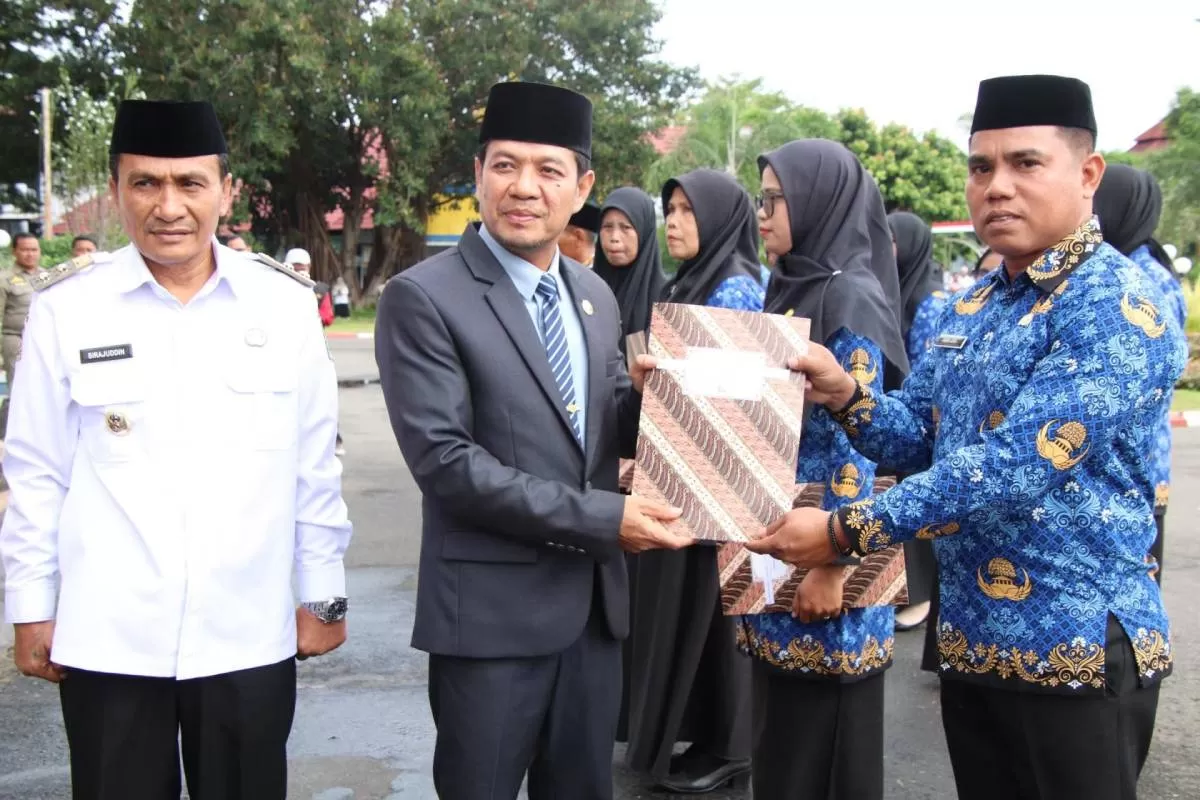 Bupati Dompu didampingi Wakil Bupati menyerahkan SK PPPK Paruh Waktu (Setda Dompu)