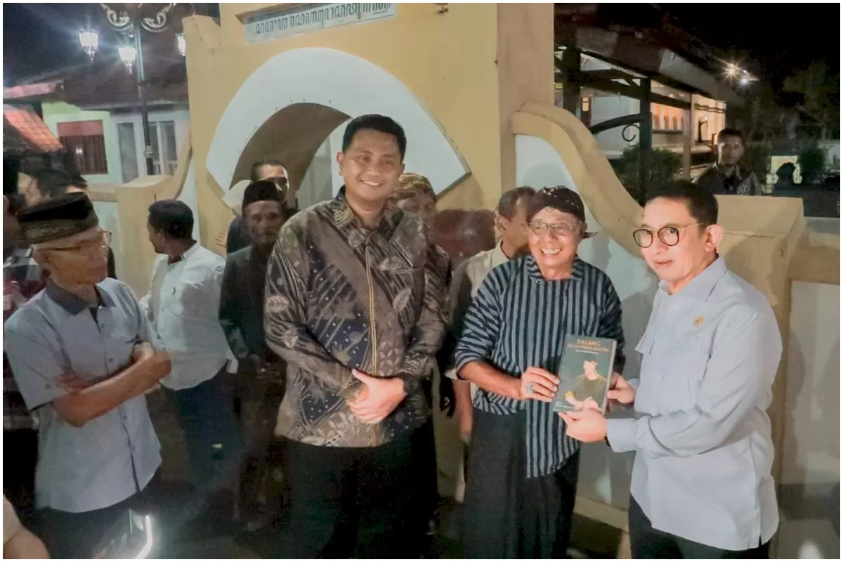 Menteri Kebudayaan, Fadli Zon meresmikan pemugaran Kompleks Makam R. Ng. Ranggawarsita di Palar, Kecamatan Trucuk, Kabupaten Klaten, Jawa Tengah, Rabu, 21 Januari 2026. (prokopim.klaten.go.id)