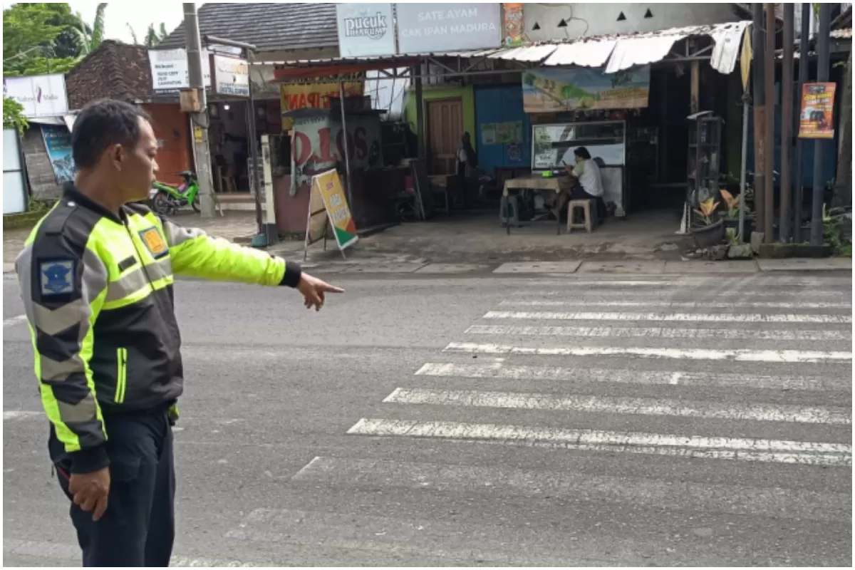 Mobil Datsun Go Panca hilang kendali tabrak sepeda motor di alan Imogiri Timur, Kapanewon Pleret, Kabupaten Bantul, Daerah Istimewa Yogyakarta (DIY), Kamis pagi, 22 Januari 2026. (jogja.polri.go.id)