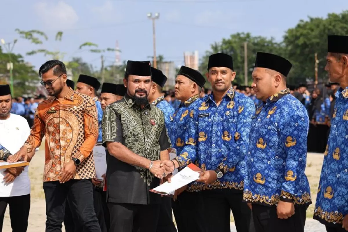 Bupati Aceh Timur menyerahkan SK pengangkatan PPPK Paruh Waktu (Pemkab Aceh Timur)