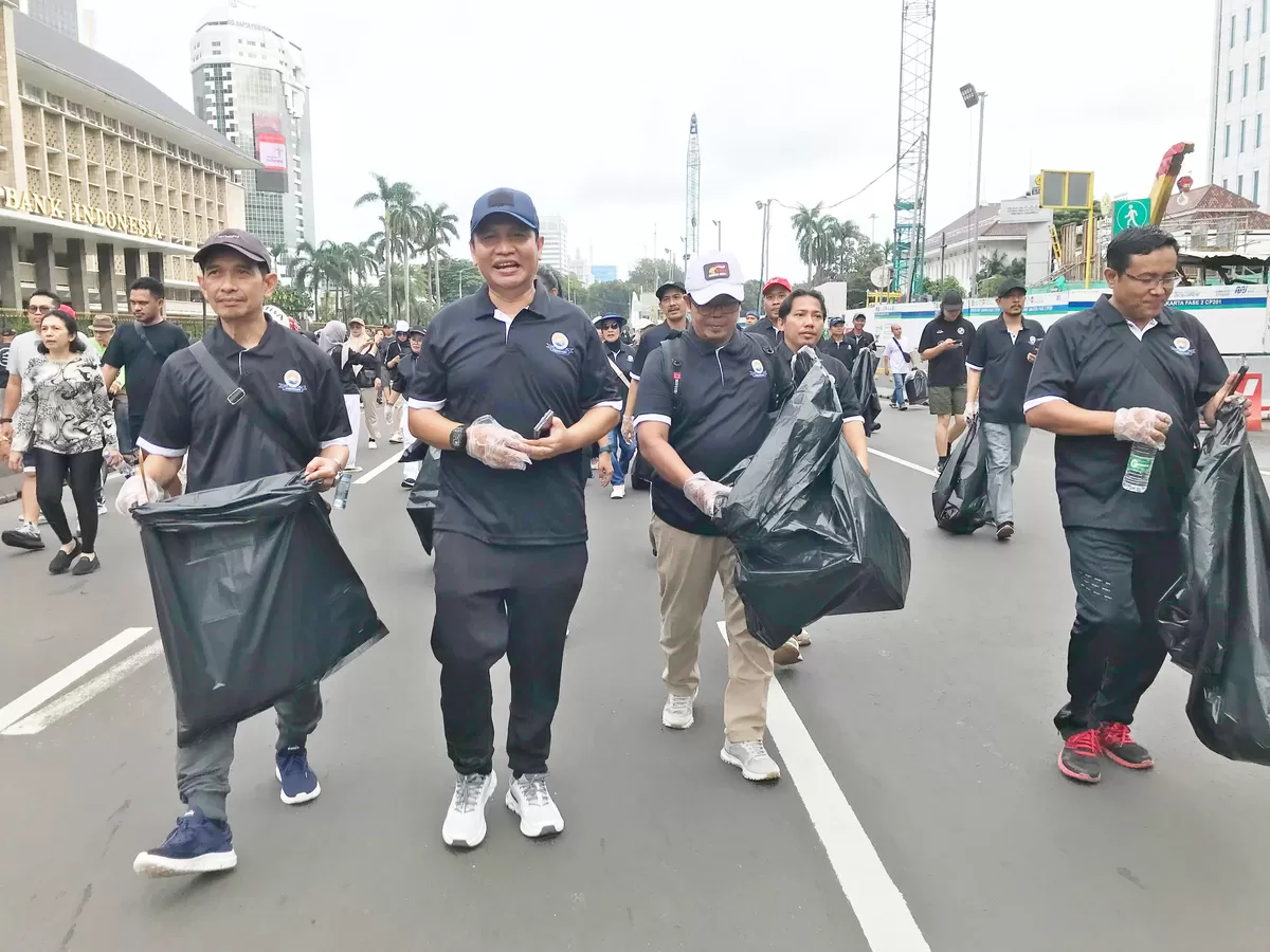Warga perantauan yang tergabung dalam IKBT Bahari Ayu Jabodetabek melakukan aksi pungut sampah di kawasan Patung Kuda hingga Bundaran HI Jakarta, Minggu (25/1/2026).  (Dok narasumber/ Tafakurrozak)