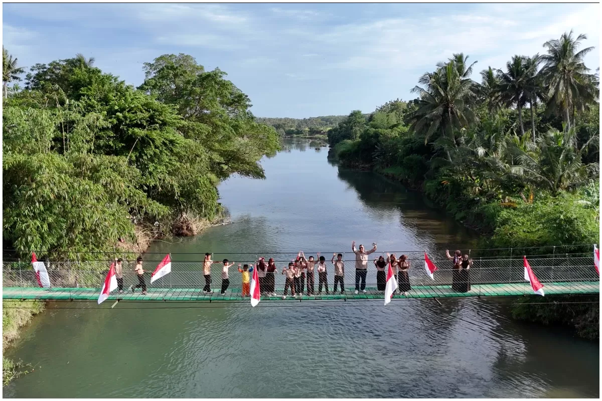Jembatan gantung menghubungkan Kampung Punaga Jolok dan Kampung Baru, Desa Mandala Kasih, Kecamatan Pameungpeuk, Kabupaten Garut, Jawa Barat. (IST)