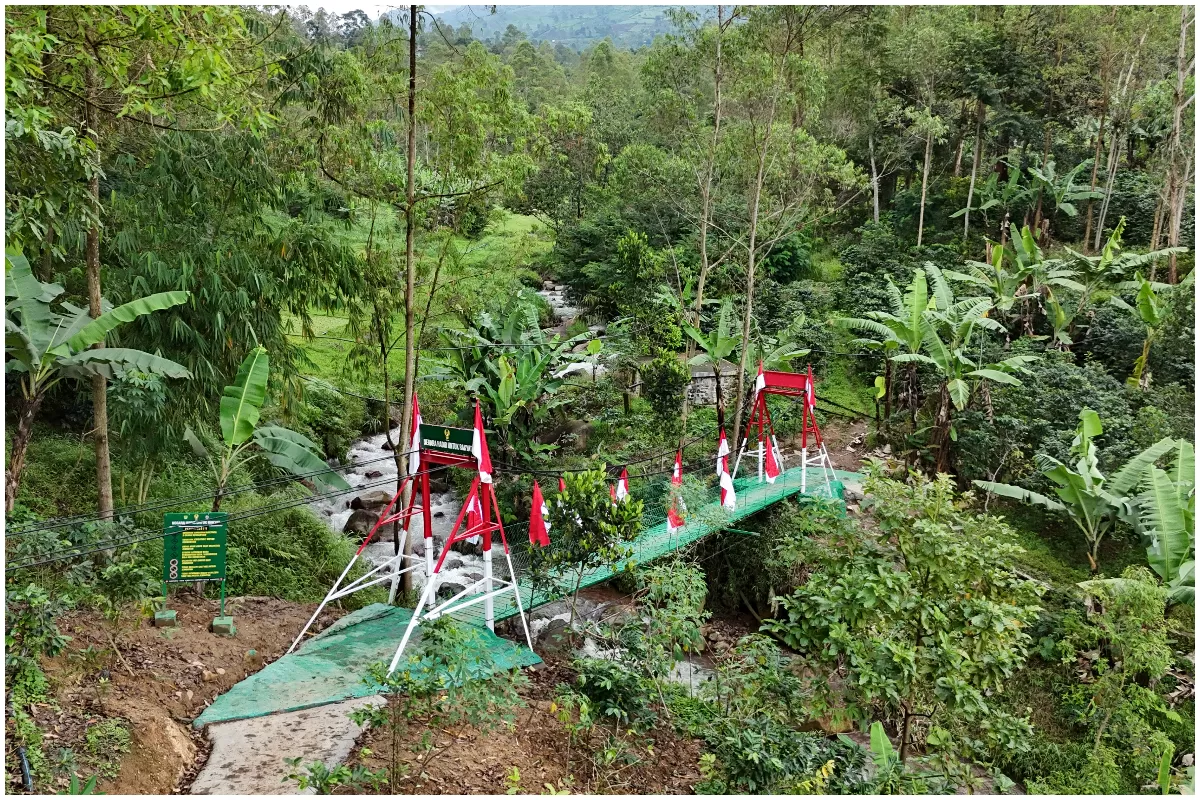 Jembatan Gantung di Desa Sirnajaya, Kecamatan Cisurupan, Kabupaten Garut, Jawa Barat, membawa perubahan nyata bagi kehidupan warga, khususnya anak-anak sekolah dan para guru. (IST)