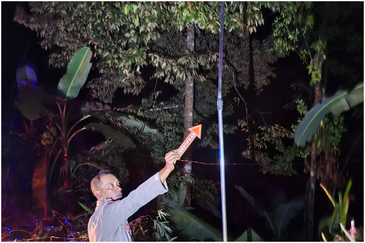 Dua orang pemuda di Kecamatan Kandangserang, Kabupaten Pekalongan, Jawa Tengah tersengat arus tegangan tinggi saat sedang merapikan kabel WiFi yang kendor, Minggu malam, 25 Januari 2026. (tribratanews.pekalongan.jateng.polri.go.id)