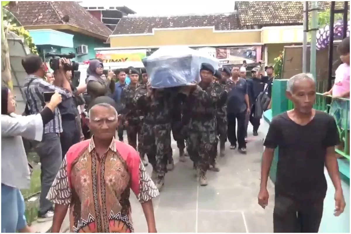 Isak tangis keluarga iringi prosesi pemakaman Restu Adi Pribadi, korban pesawat ATR 42-500, Minggu siang, 25 Januari 2026 di Desa Sidoharjo, Kecamatan Polanharjo, Kabupaten Klaten, Jawa Tengah. (Portaloka.id/WKP)