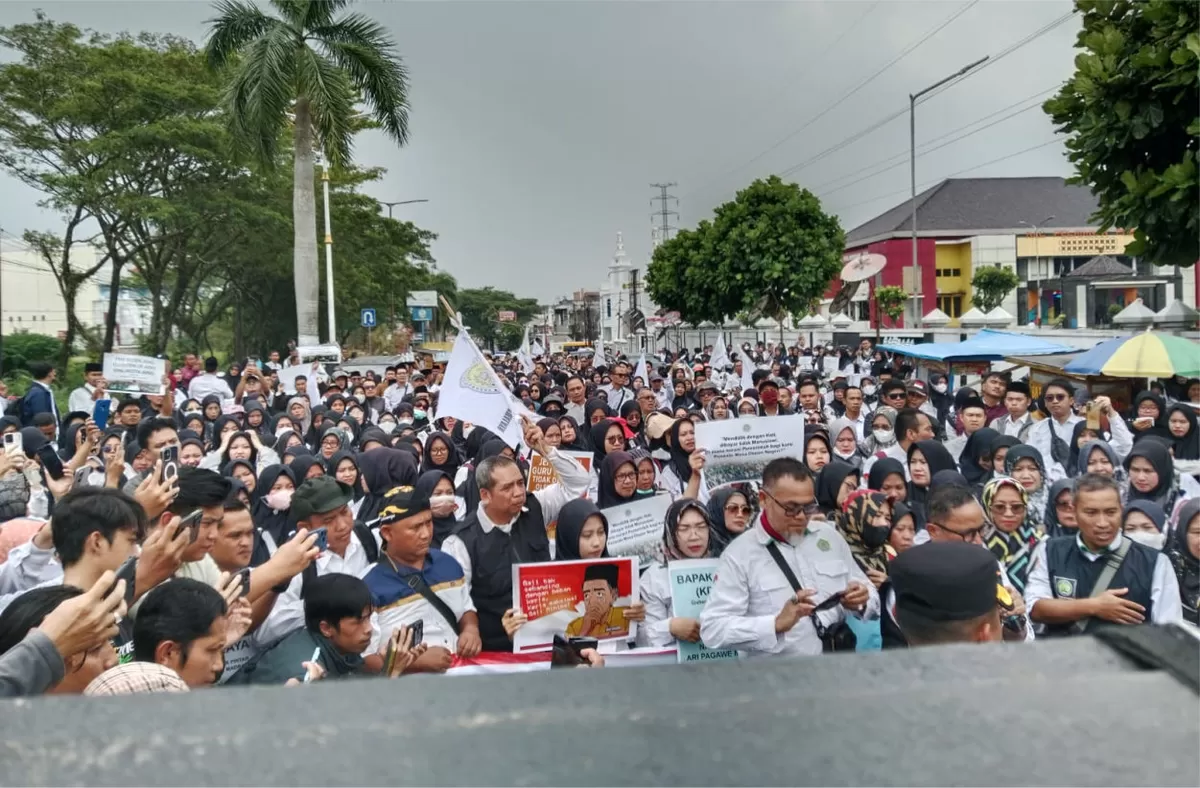 Guru madrasah swasta menggelar aksi unjuk rasa di depan Bale Kota Tasikmalaya (Mediapriangan.com/Asep MS)