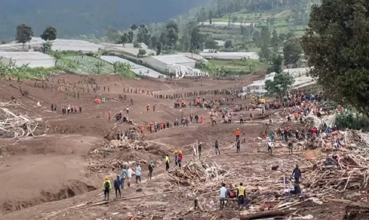 Tanah longsor terjang Cisarua, Kabupaten Bandung Barat (Instagram/gumihooo15)
