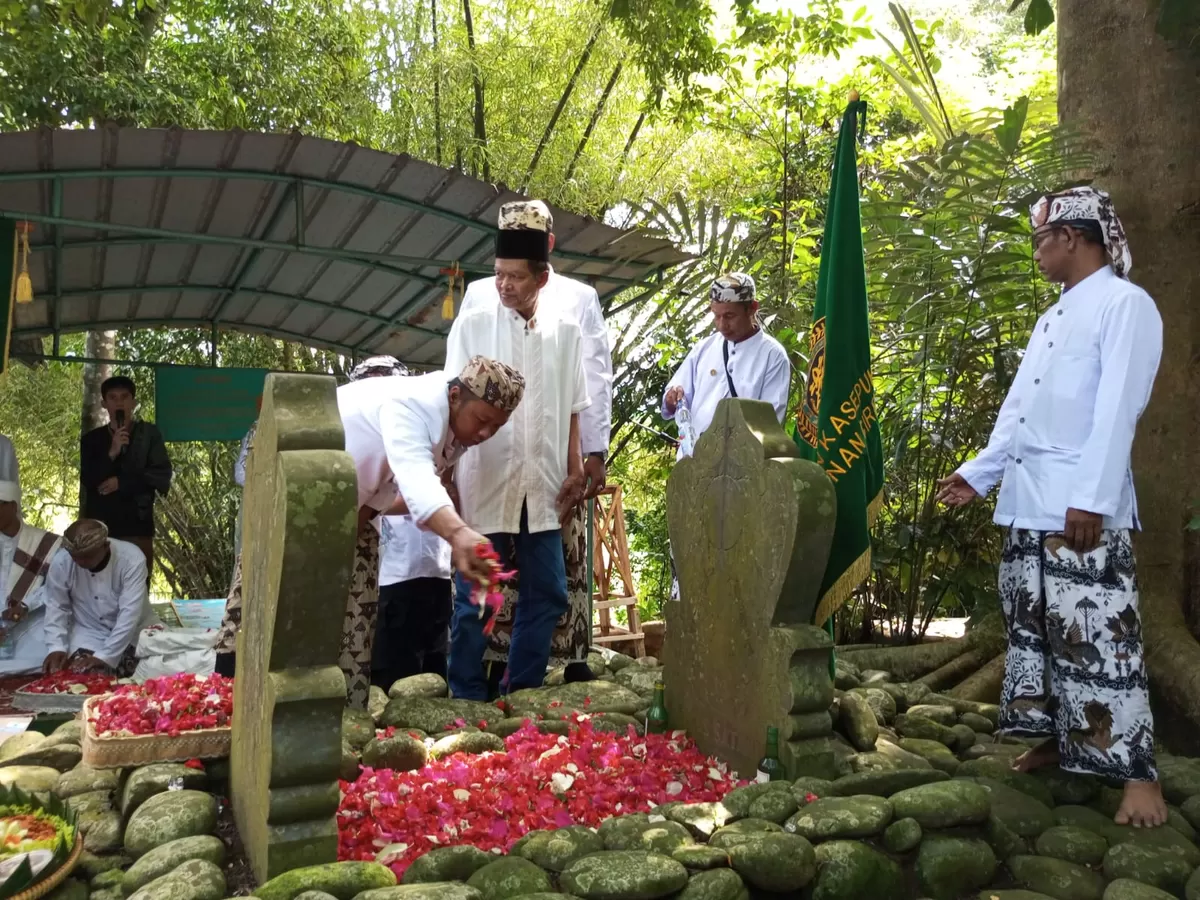 Sultan Sepuh Cirebon Pangeran Kuda Putih berziarah ke makam Pangeran Arya Natareja di Gunung Galuh Ciamis (Istimewa)