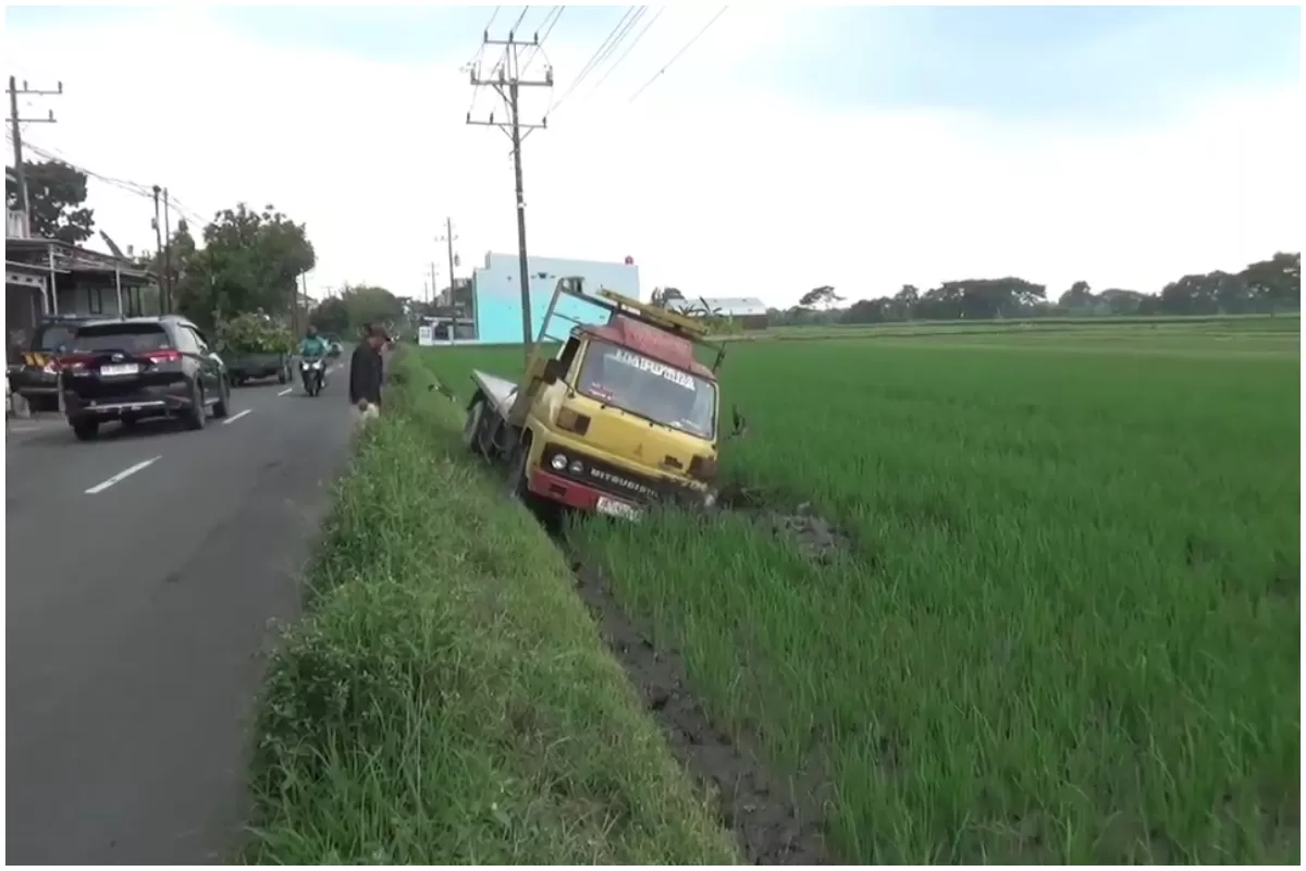 Truk mengalami kecelakaan masuk ke sawah, Senin siang, 26 Januari 2026 di Jalan Alternatif Klaten-Sukoharjo, tepatnya di Desa Carikan, Kecamatan Juwiring, Kabupaten Klaten, Jawa Tengah. (Portaloka.id/WKP)