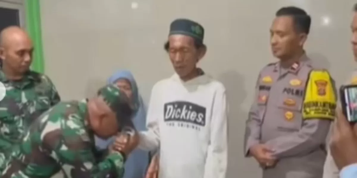 Oknum polisi dan TNI meminta maaf kepada Sudrajat, penjual es gabus yang viral (Instagram.com/@pembasmii.kehaluan)