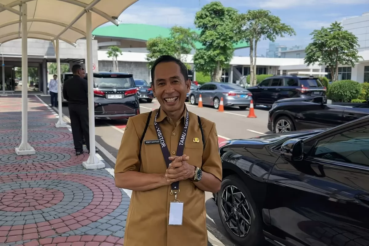 Pak Ribut guru honorer viral bergaji Rp25 ribu (Instagram @pak_ributguru82)