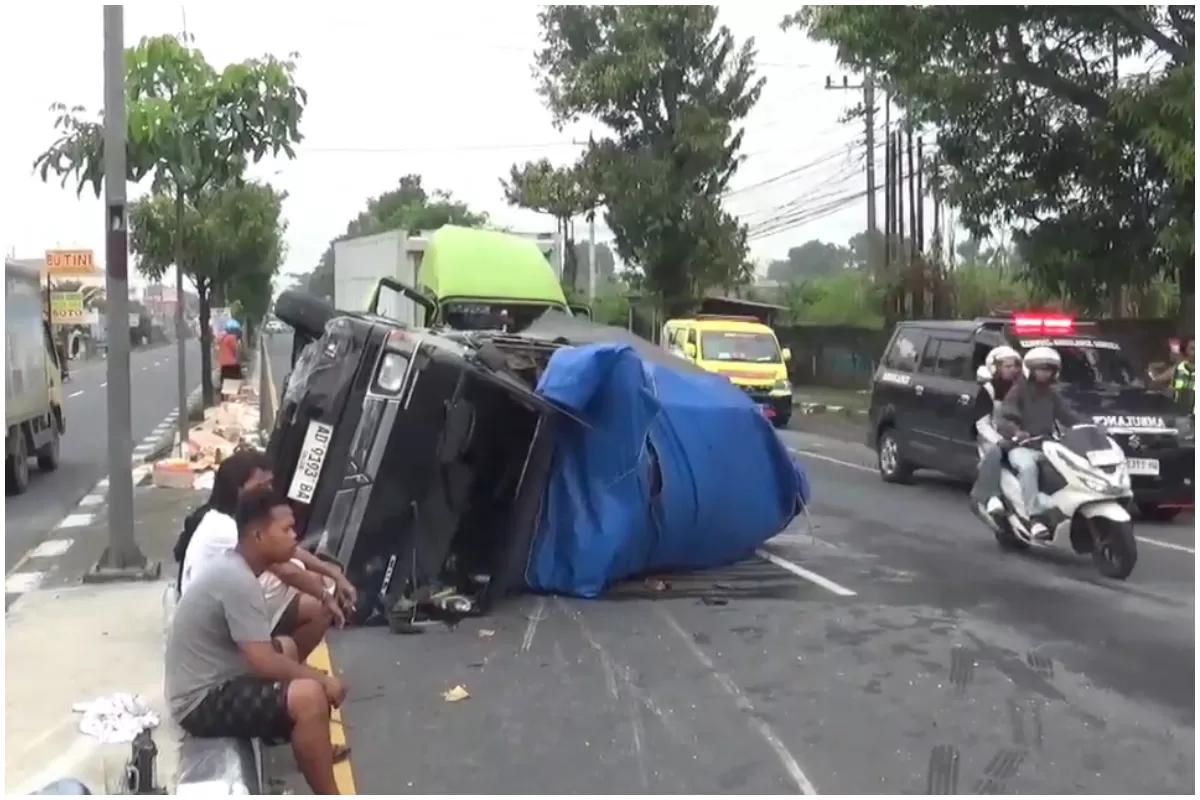 Kecelakaan maut melibatkan 3 kendaraan terjadi di Jalan Solo-Yogyakarta tepatnya di Desa Somopuro, Kecamatan Jogonalan, Kabupaten Klaten, Jawa Tengah, Rabu siang, 29 Januari 2026. (Portaloka.id/WKP)
