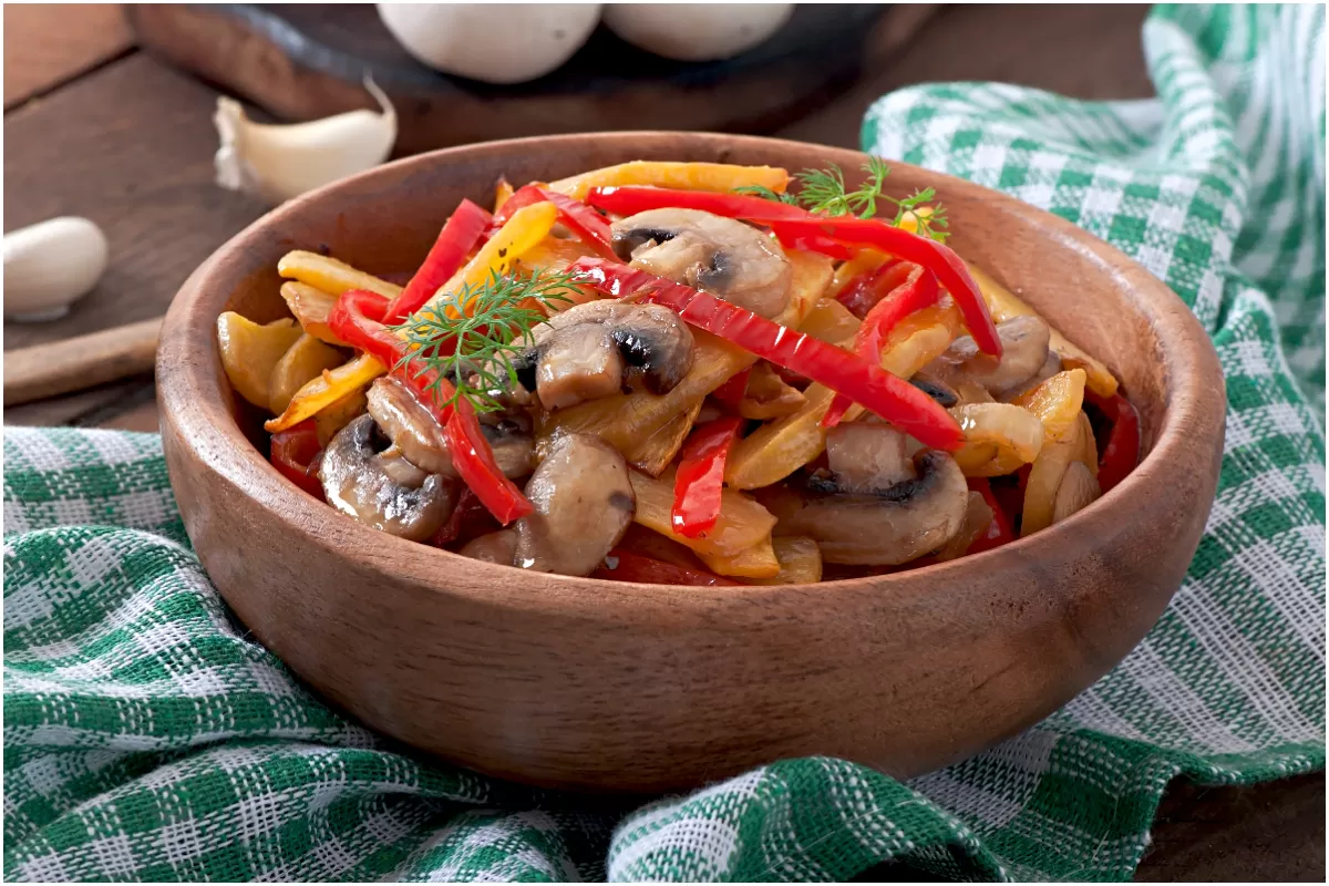 ILUSTRASI - Resep Tumis Sukiyaki Paprika dan Jamur. (freepik/timolina)