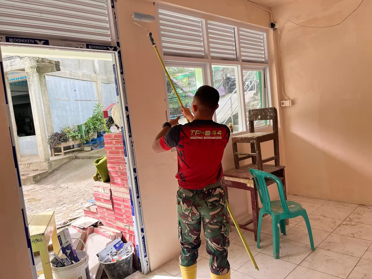 Prajurit TNI membersihkan dan memperbaiki sekolah dan pesantren terdampak banjir di Sumbar (Ist)