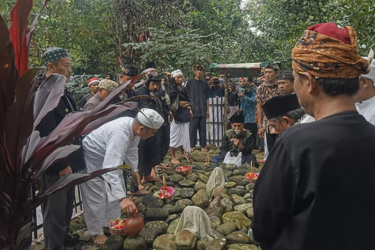 Upacara adat Nadran di Situs Ki Buyut Mangun Tapa Baregbeg, Ciamis (Visit Ciamis)
