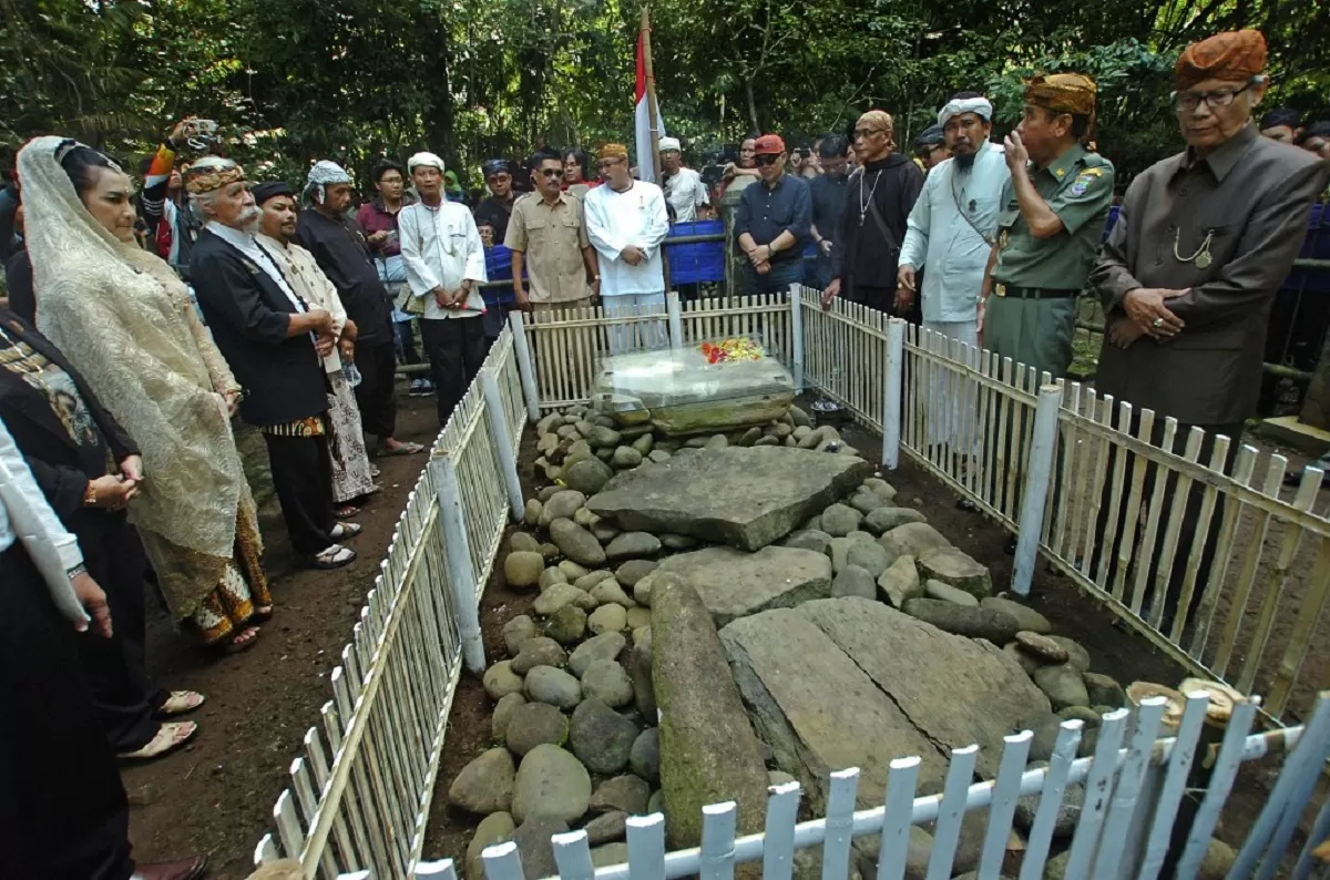 Tradisi Ngikis di Situs Ciungwanara Karangkamulyan, Ciamis (budaya-indonesia.org)