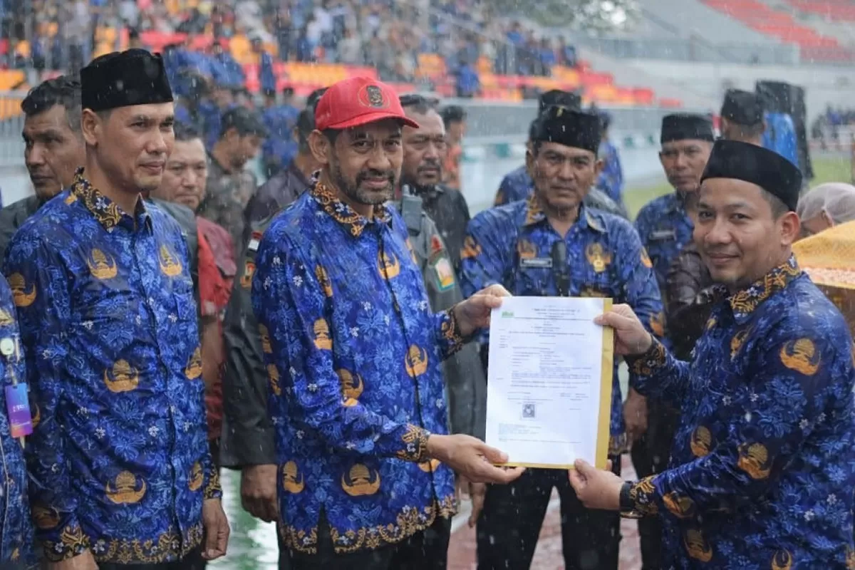 Gubernur Aceh menyerahkan SK PPPK Paruh Waktu di bawah guyuran hujan (Pemprov Aceh)