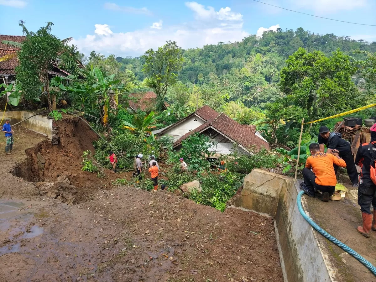 Kondisi rumah warga yang tertimpa tanah longsor di Sindangkasih, Ciamis (Istimewa)