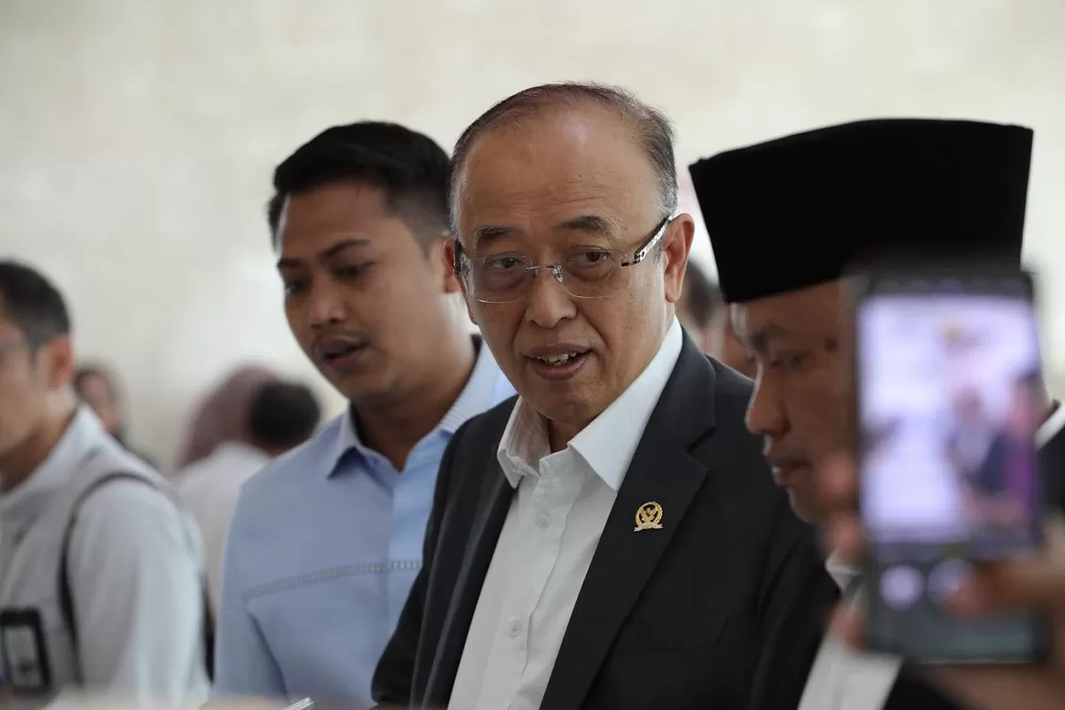 DPR mengusulkan agar penggajian guru honorer diambil alih oleh pemerintah pusat (Instagram @darori_wonodipuro)