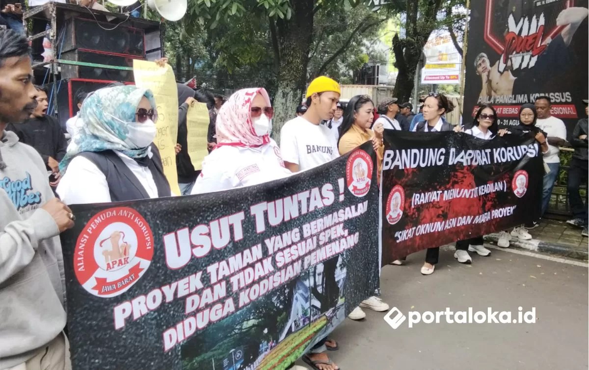 Aksi unjuk rasa APAK menuntut penyelesaian sejumlah kasus korupsi di beberapa OPD dan BUMN Kota Bandung (Portaloka.id/Cecep Arisandi)