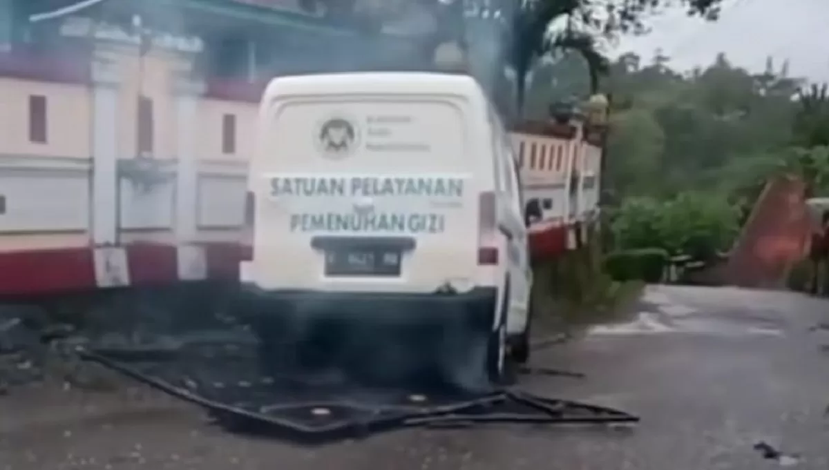 Mobil MBG menabrak gerbang SD di Kebumen (Instagram/kebumen)