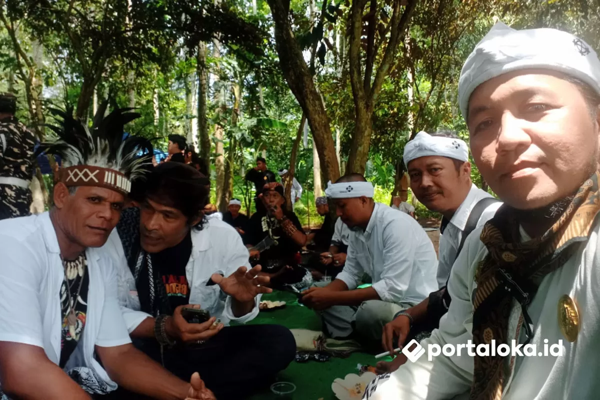 Masyarakat menggelar tradisi Ngembang di Situs Wiraoetama Linggasari Ciamis (Portaloka.id/Bang Sufi)