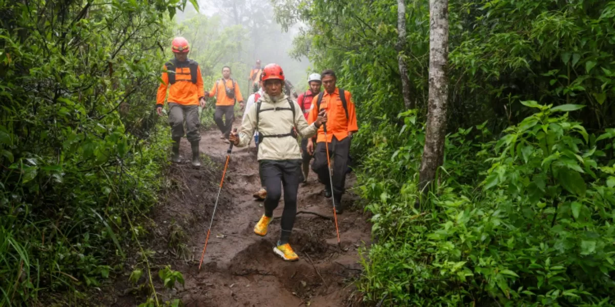 Tim SAR mengevakuasi pendaki Bukit Mongkrang yang hilang setelah 24 hari pencarian (Humas Jateng)