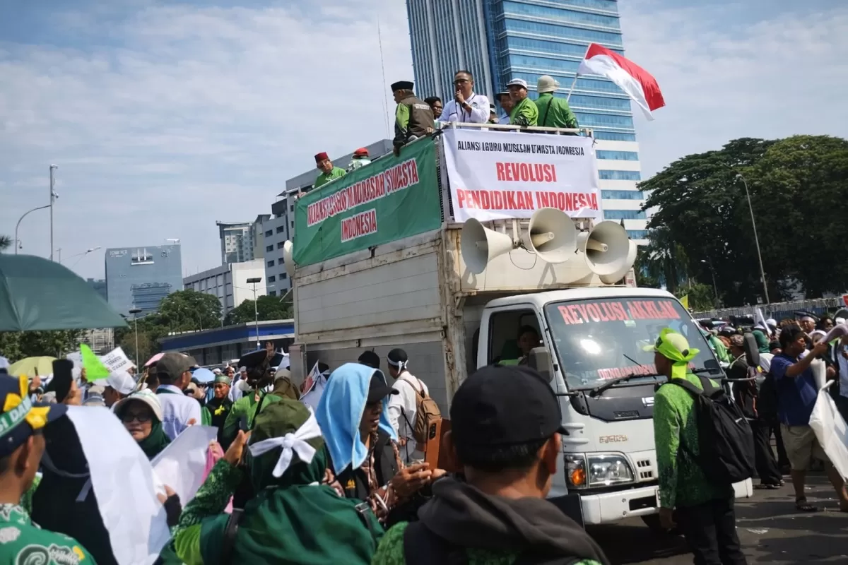 Demo guru madrasah swasta di depan Gedung DPR/MPR Jakarta menuntut jadi PPPK (Istimewa)