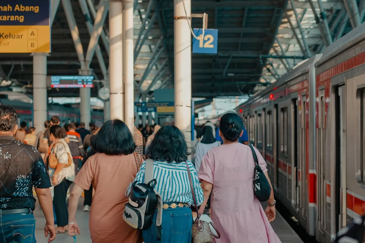 Ilustrasi - Besaran diskon tarif kereta api dan pesawat selama musim mudi Lebaran 2026 (Unsplash/Reyhan Aviseno)