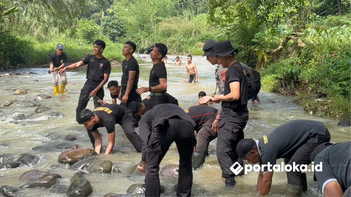 Pasukan Brimob Polda Jabar Batalyon D Pelopor normalisasi sungai di Desa Utama Ciamis (Portaloka.id/Bang Sufi)