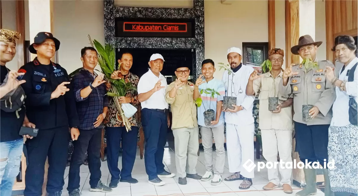 Sekda Ciamis bersama warga dan unsur lainnya bersih-bersih sungai di Desa Utama Cijeungjing (Portaloka.id/Bang Sufi)