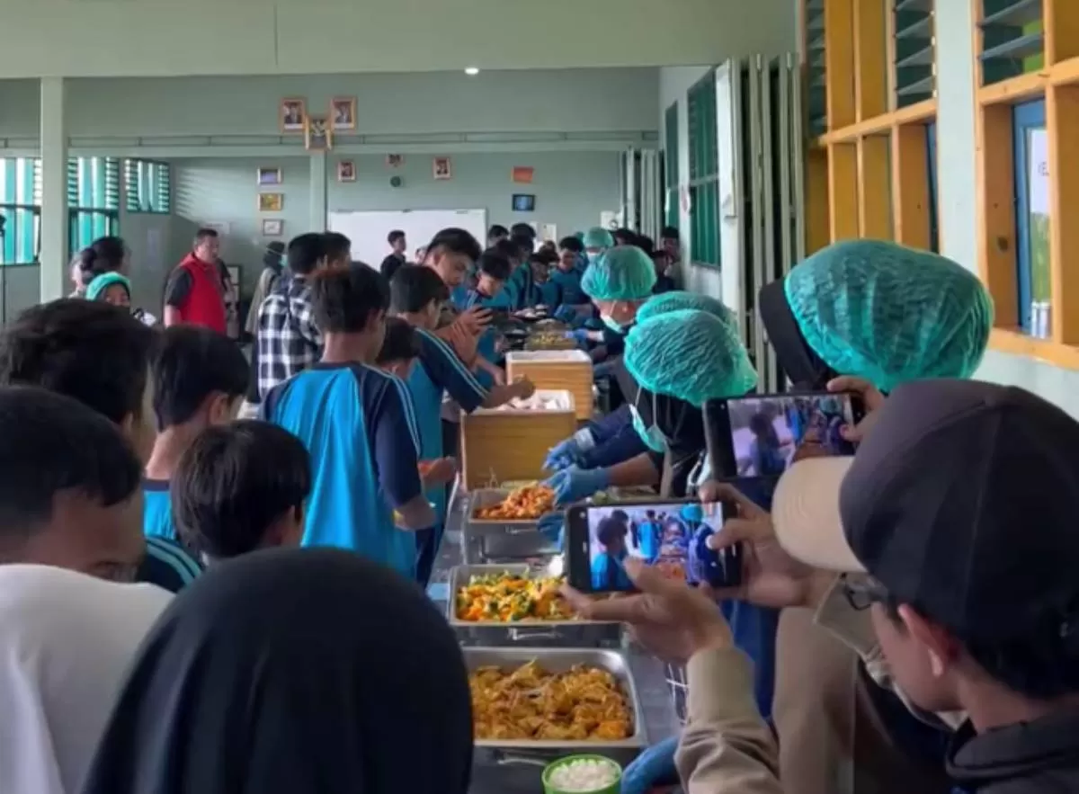 MBG di SMPN 4 Kota Sukabumi disajikan prasmanan (Ist)