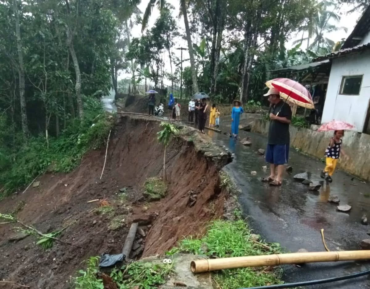 Tanah longsor terjadi di Desa Sukahaji, Cihaurbeuti, Ciamis usai hujan mengguyur wilayah tersebut.  (Ist)