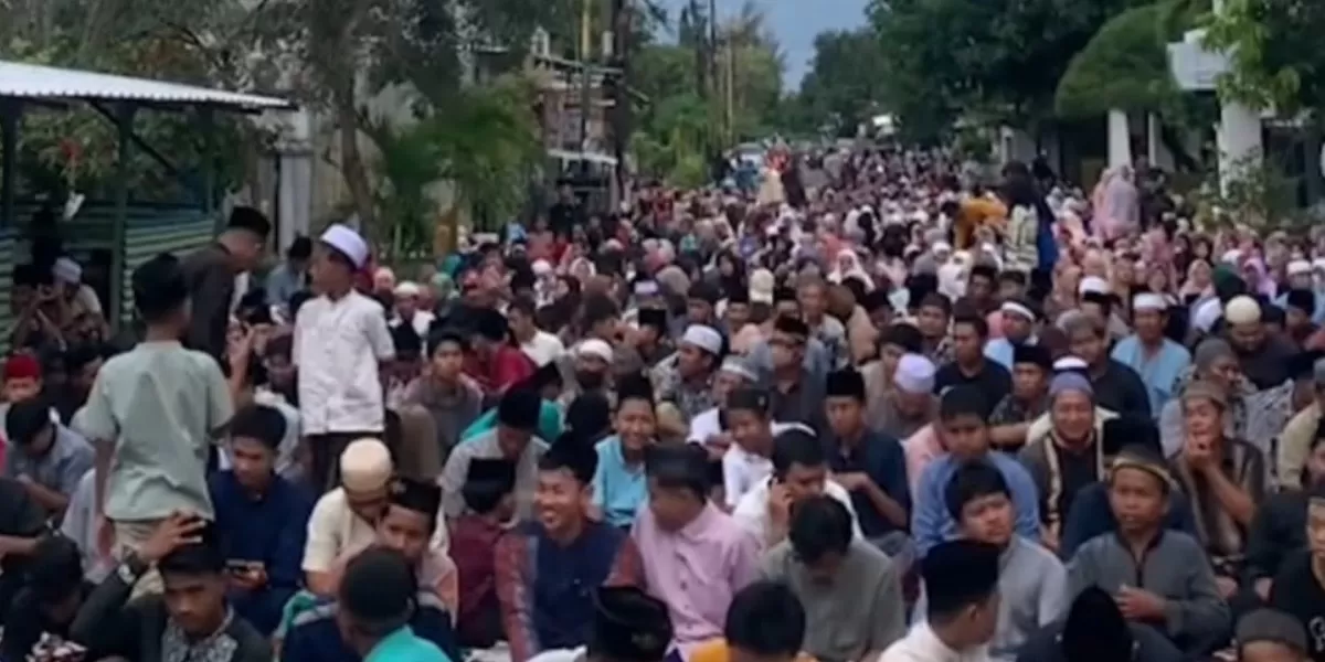 ribuan warga Sumenep, Jawa Timur mengantre panjang untuk mendapatkan tempat tarawih di bulan Ramadan 2026.  (Instagram.com/@undercover.id)