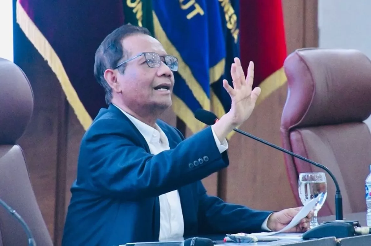 Mahfud MD kritisi penegakan hukum 2025 yang mandek. Kasus besar seperti Whoosh dan pagar laut tersendat, KPK hanya tangkap level bawah.