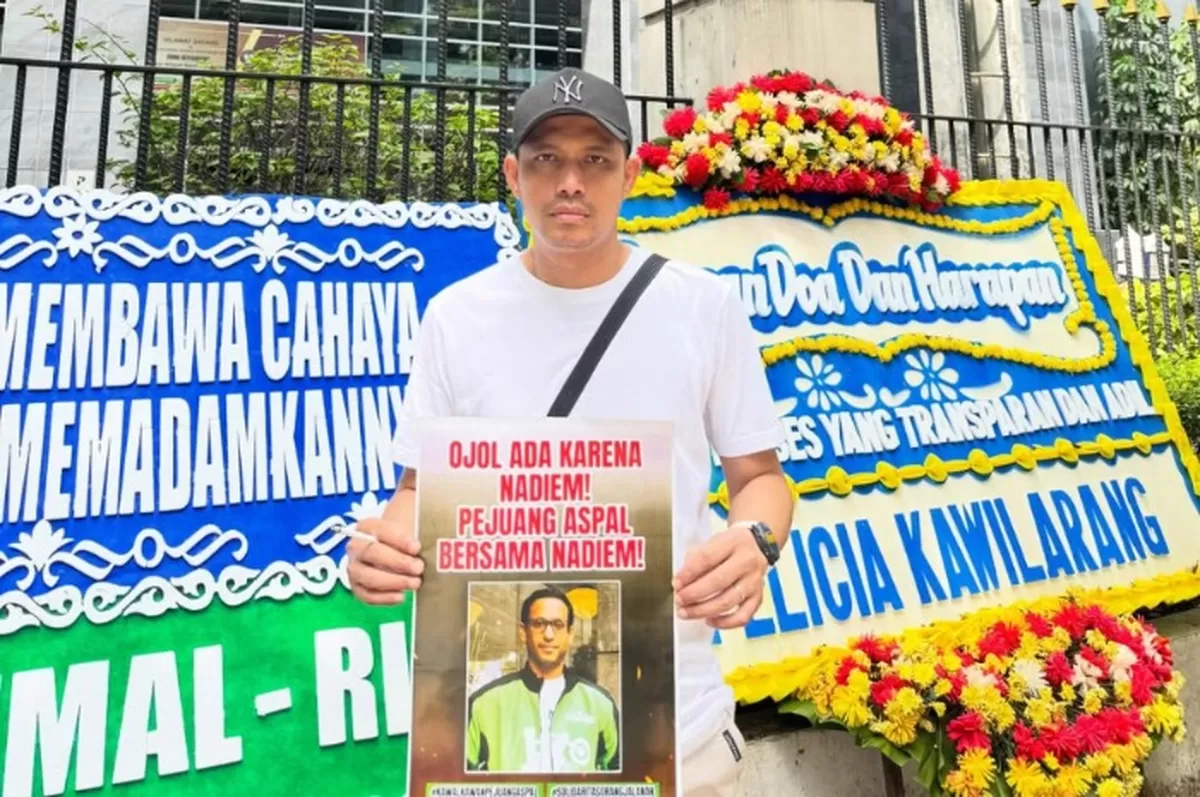 Nadiem Makarim bantah korupsi Chromebook Rp2,18 triliun. Sebut dana Rp809 miliar transaksi korporasi. Ojol suarakan stop kriminalisasi.