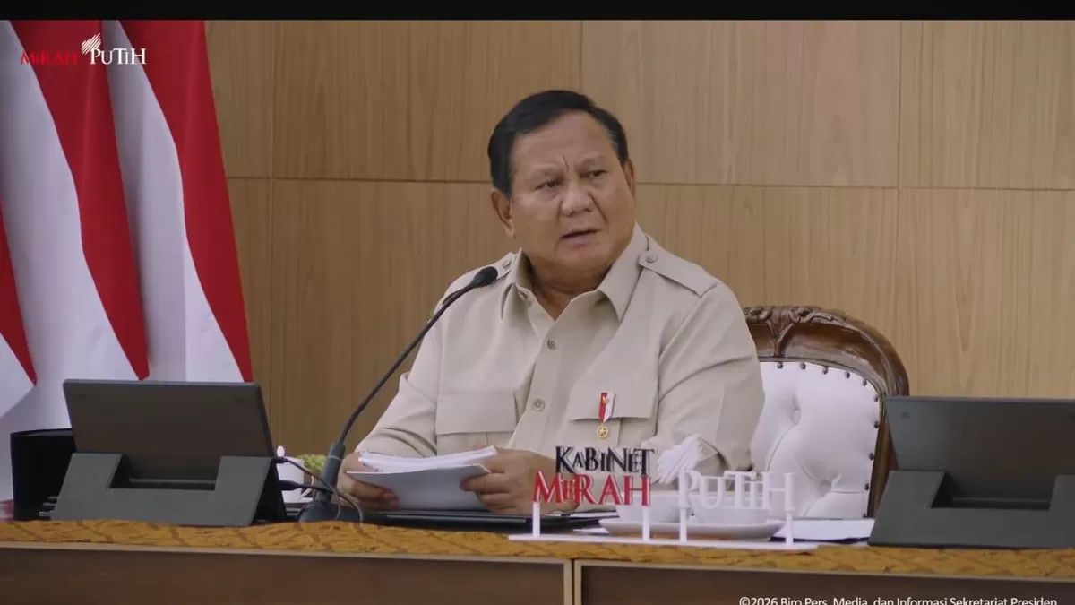 Presiden Prabowo targetkan Makan Bergizi Gratis merata di seluruh desa Desember 2026. Capaian 55 juta jiwa jadi modal hadapi kritik.