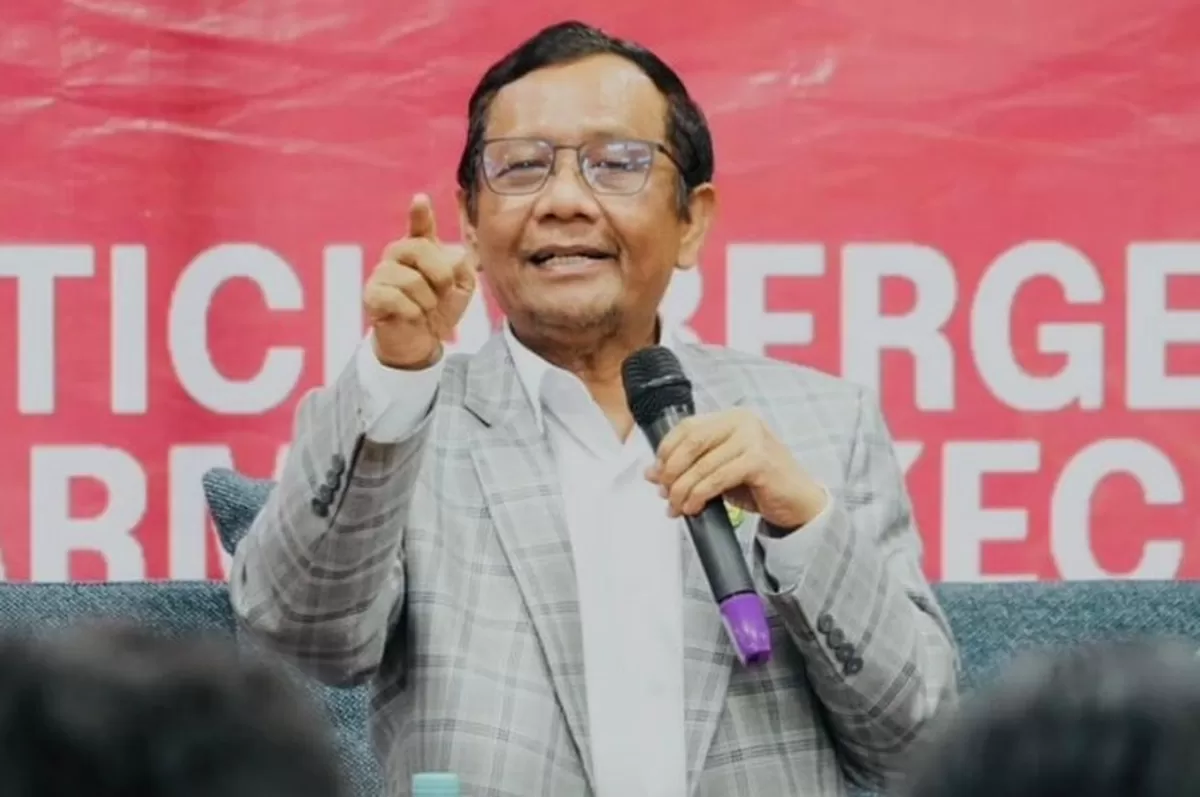 Mahfud MD desak negara usut tuntas teror terhadap aktivis. Ancaman bom hingga bangkai hantui pengritik penanganan bencana Sumatera.