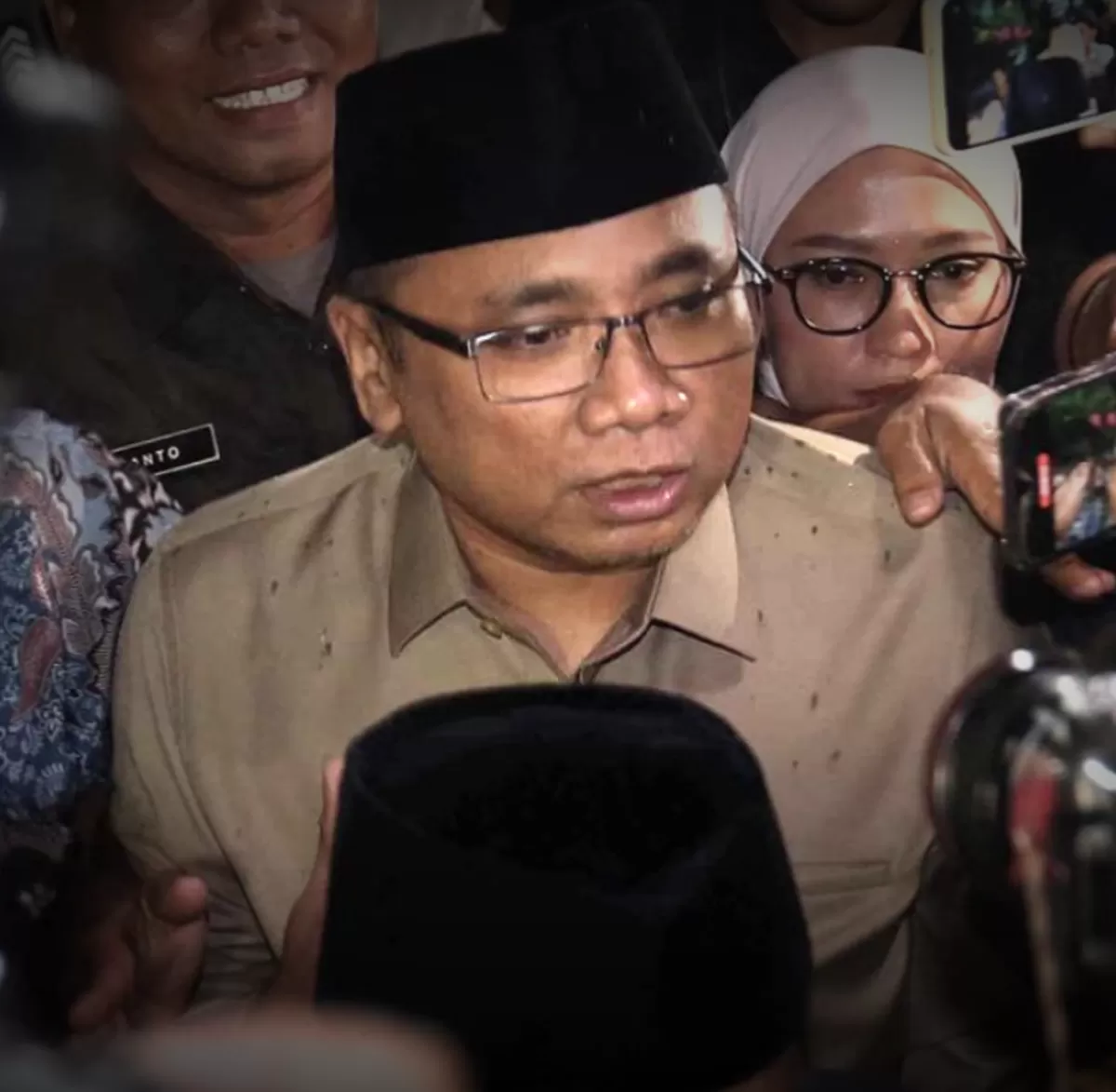 KPK tetapkan Menag Yaqut tersangka kuota haji. Skandal ini mengulang memori kelam korupsi era Suryadharma Ali.